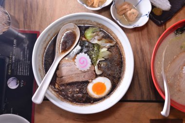 Gündüz vakti masada Asya yemeği 