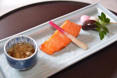 Gündüz vakti masada Asya yemeği 