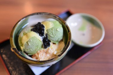 Gündüz vakti masada Asya yemeği 