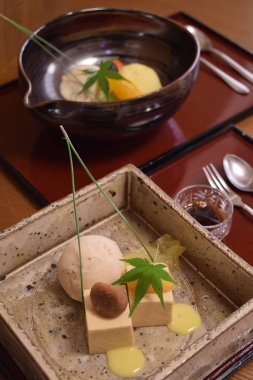 Masada lezzetli bir tatlı var. Kapatın. 