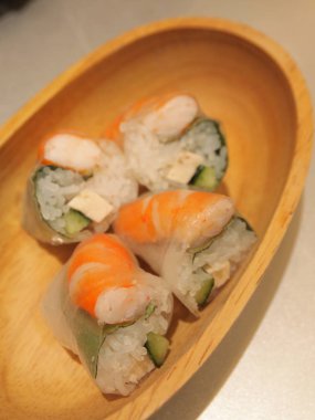 Masadaki Asya yemeğini kapat. 