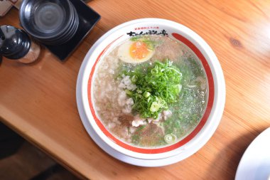 Gündüz vakti masada Asya yemeği 