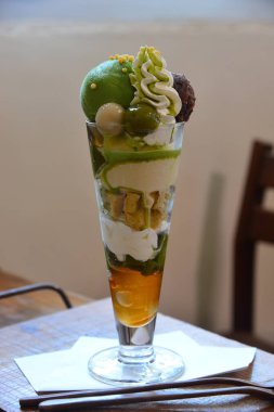 Masanın üzerine lezzetli tatlı 