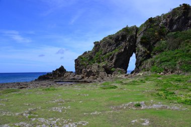 Kayalık deniz kıyıları gündüz vakti 