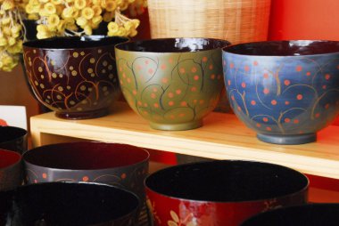 Çiçek desenli dekoratif kaseler.