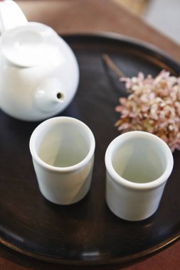 Çaydanlık ve çiçekli kadehler.