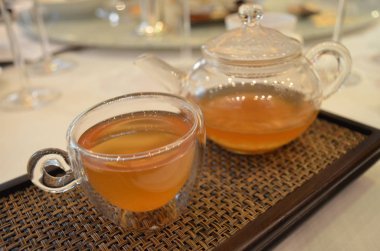 Asya Kafe 'sinde sıcak bitki çayı servis edilir.