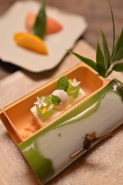 Masadaki Asya yemeklerini kapatın. 