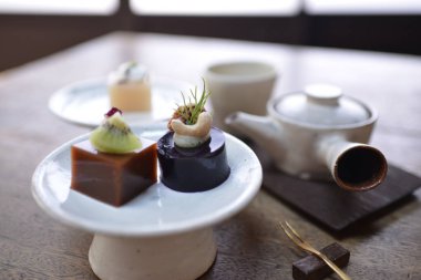 Gündüz vakti tabakta lezzetli bir pasta 