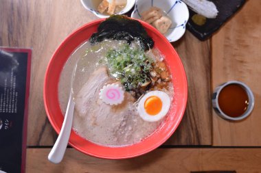 Gündüz vakti masada Asya yemeği 