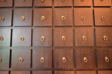 Bronz işlemeli ahşap mobilyalar.