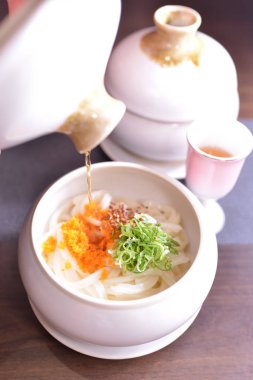 Gündüz vakti masada Asya yemeği 