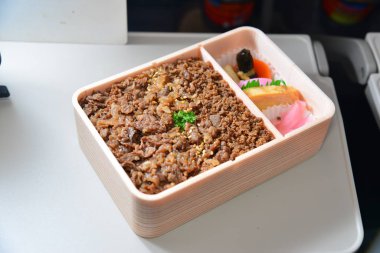 Masadaki Asya yemeklerini kapatın. 