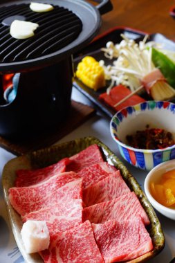 Gündüz vakti masada Asya yemeği 