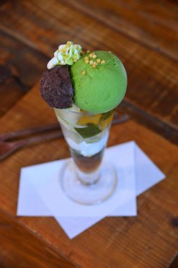 Masanın üzerine lezzetli tatlı 