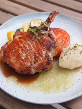 Masanın üstündeki yemeği kapat. 