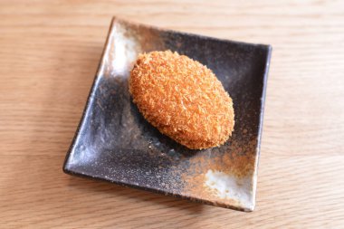 Masanın üstündeki yemeği kapat. 