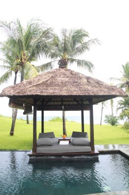 Havuz kenarında daha hoparlörlü ve güneşli