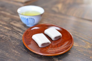 Masada lezzetli bir tatlı var. Kapatın. 