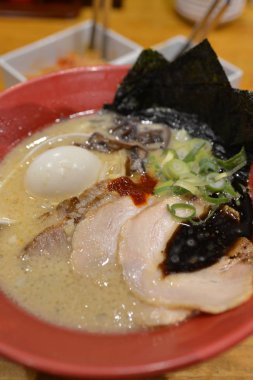 Masadaki Asya yemeklerini kapatın. 