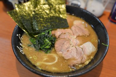 Masadaki Asya yemeklerini kapatın. 