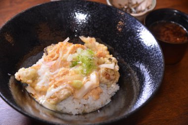 Gündüz vakti masada Asya yemeği 