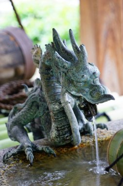 Taş ejderhalı Asya çeşmesi