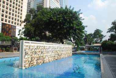 Kentsel siluet geçmişi olan yeşil park, Hong Kong, Çin.