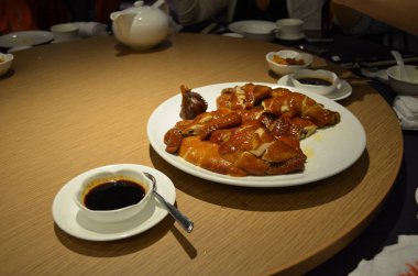 Masadaki Asya yemeği, kapat.