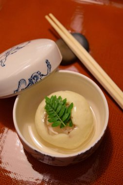 Gündüz vakti masada Asya yemeği 