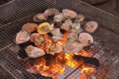 Açık havada ızgara yapan midyeler.