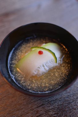 Gündüz vakti masada Asya yemeği 