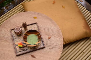 Masadaki Asya yemeğini kapat. 