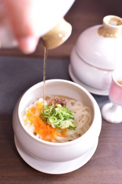 Masadaki Asya yemeklerini kapatın. 