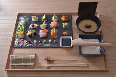 Gündüz vakti masada Asya yemeği 