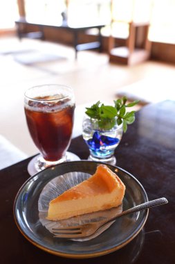 Pastayı masaya koy. 