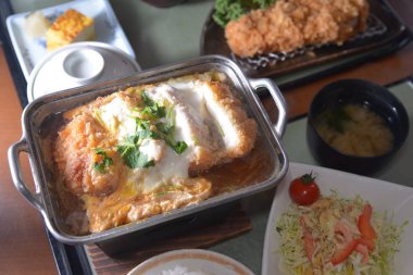 Gündüz vakti masada lezzetli bir akşam yemeği. 