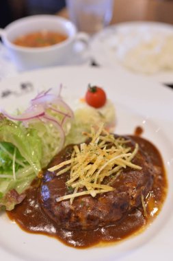 Masadaki Asya yemeklerini kapatın. 