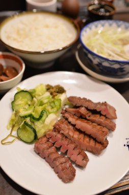 Masadaki et tabağını kapat. 