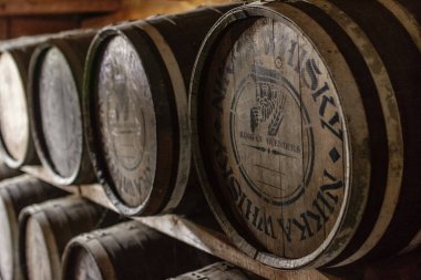 Fıçıları viskiyle kapatın.