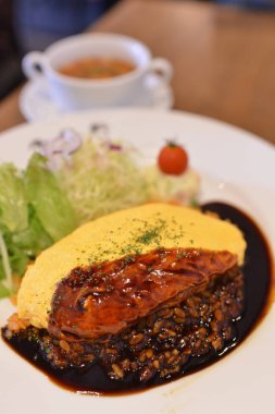 Masadaki Asya yemeklerini kapatın. 