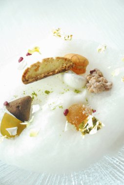  Beyaz tabakta mini Asyalı tatlılar