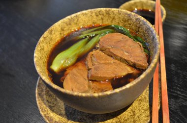 Masadaki Asya yemeğini kapat. 