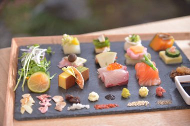 Masadaki Asya yemeklerini kapatın. 