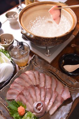 Gündüz vakti masada Asya yemeği 