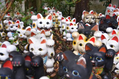 Küçük kedi heykelleri, Japonya.
