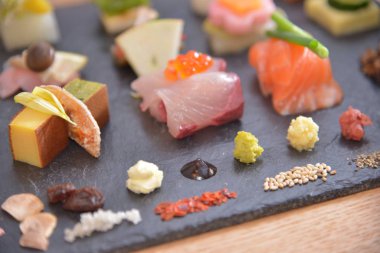 Gündüz vakti masada Asya yemeği 