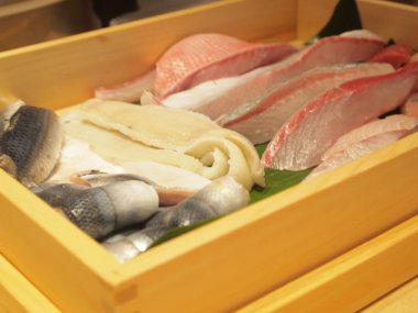 Masadaki Asya yemeği, kapat.