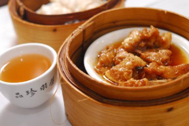 Masadaki Asya yemeği, kapat.