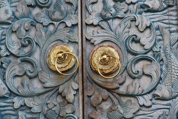 黄金の詳細と古い木製の装飾されたドア — ストック写真